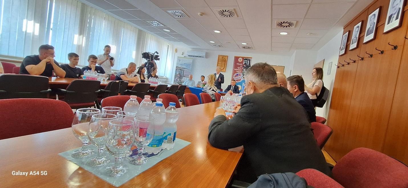 Nyíregyháza: konferensiya va trening